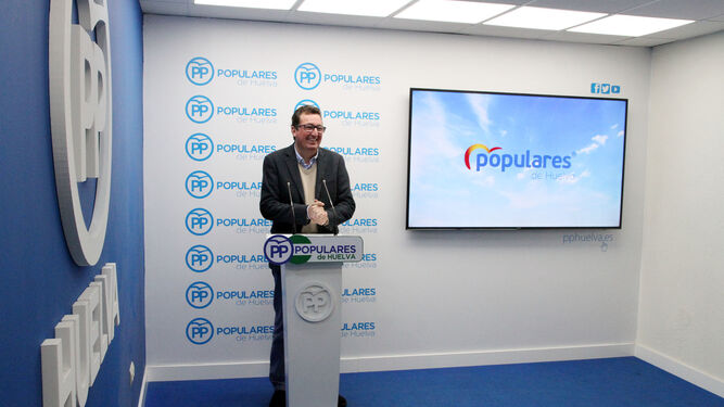 El presidente provincial del PP, Manuel Andrés González, hoy, en rueda de prensa.