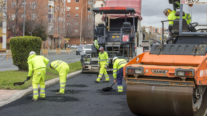 Operarios en plenas obras integradas en el plan de asfaltado que finalizó el año pasado.