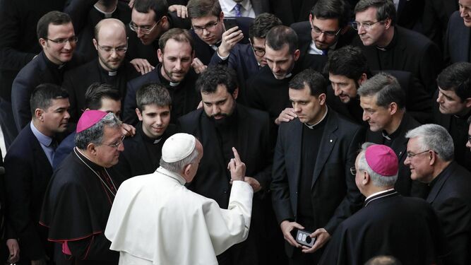 El papa Francisco conversa con obispos, ayer en la Ciudad del Vaticano.