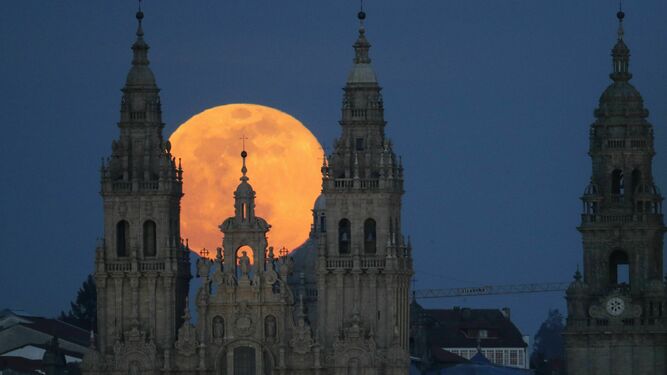 La catedral de Santiago bajo la luna