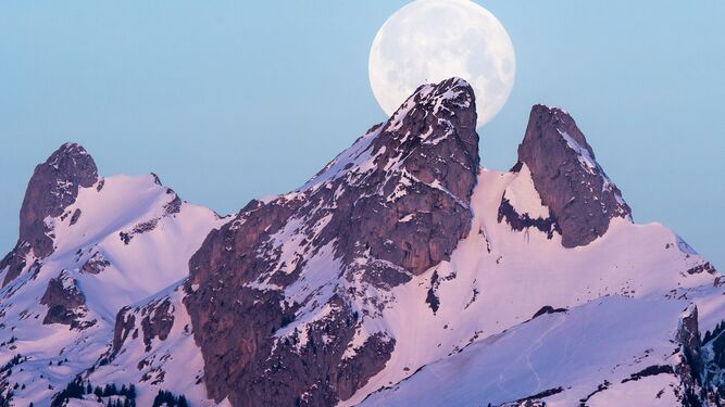 La luna entre los Alpes suizos