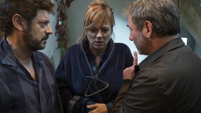 Manuel Solo, Emma Suárez y Sergi López, en una escena de '7 razones para huir'.