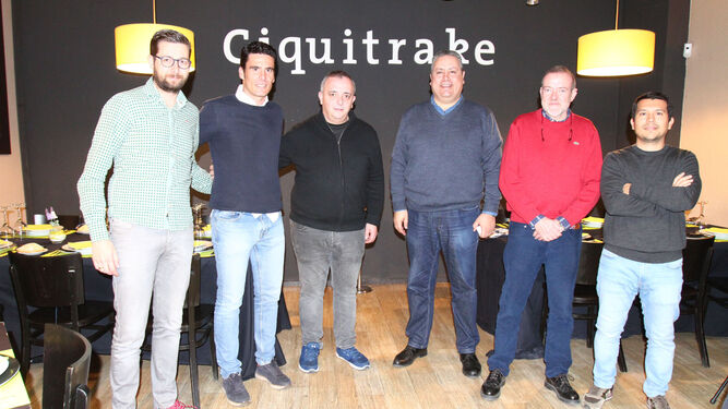 Los integrantes de la Tertulia Deportiva de ‘Huelva Información’, en el restaurante Ciquitrake.