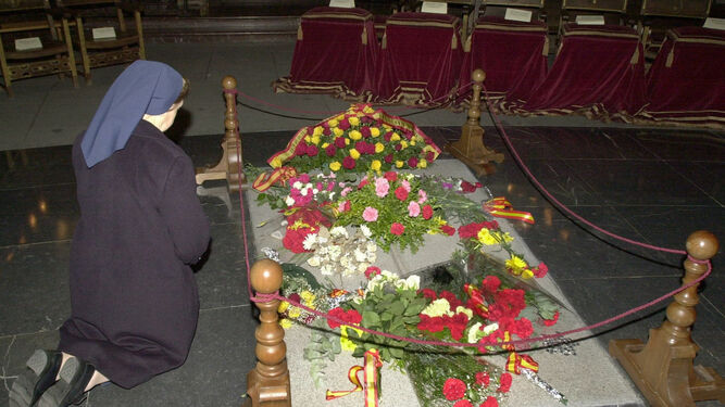 Una monja rezando ante la tumba de Franco en el Valle de los Caídos