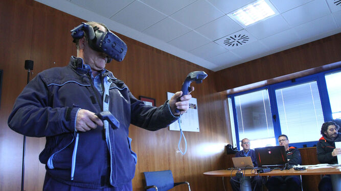 Un trabajador durante su formación mediante la realidad virtual.