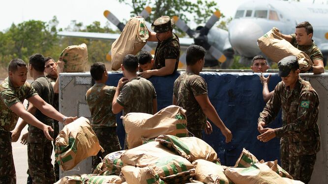 Soldados brasileños organizando este viernes un cargamento con ayuda humanitaria destinada para Venezuela, este viernes, en Boa Vista (Brasil).