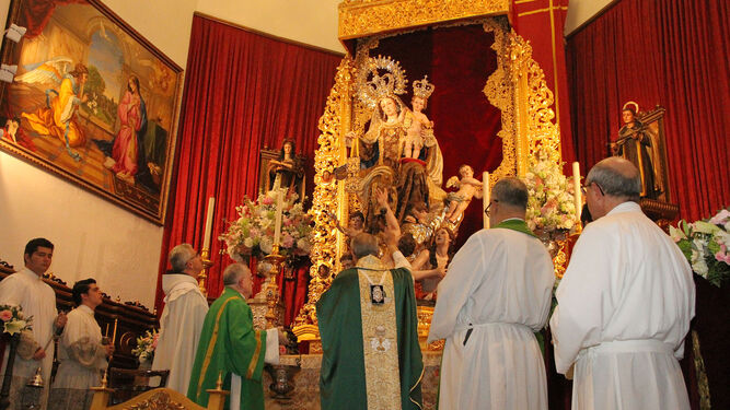 Momento de la bendición de la nueva imagen de la Virgen del Carmen