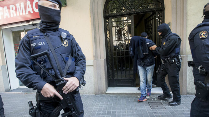 Varios agentes detienen a un hombre en otra operación policial en Barcelona.