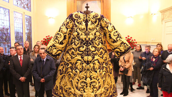 La nueva túnica bordada en oro que un grupo de hermanos ha donado a Nuestro Padre Jesús Nazareno.