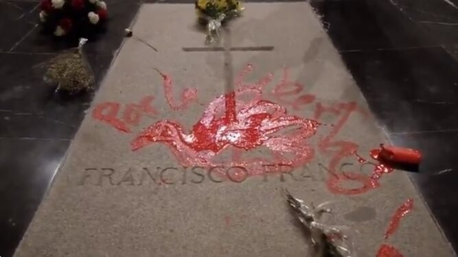 La tumba de Franco manchada con la pintura roja que le lanzó un individuo el pasado 31 de octubre.