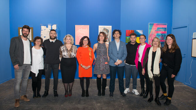 Los diez artistas de Huelva posan en el espacio de la Diputación con la diputada Lourdes Garrido y la comisaria de la muestra, Elena Caranca.