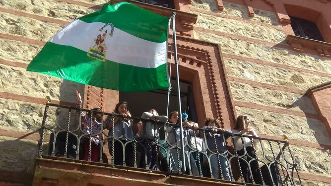 La bandera de Andalucía ondea en el Ayuntamiento de Aracena