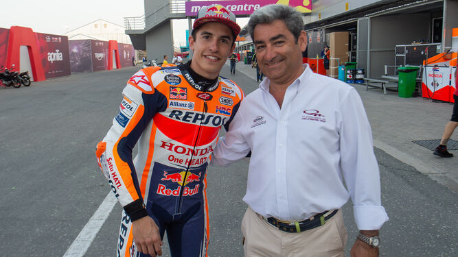Juan Baquero, con Marc Márquez en los pasados entrenamientos oficiales de MotoGP en el circuito de Losail.