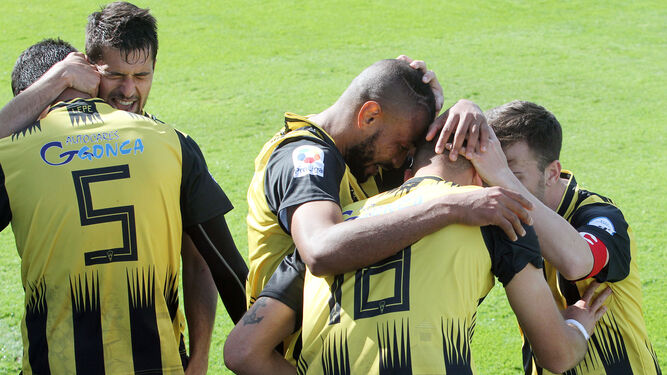Jugadores del San Roque celebran el gol de Higor Rocha en el partido frente al Ciudad de Lucena