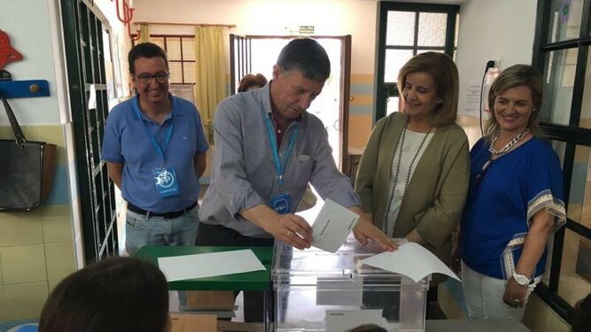 Fátima Báñez junto a Carmelo Romero y Manuel Andrés González en las pasadas elecciones.