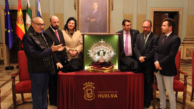 Foto de familia junto a la nueva corona para la Virgen de la Soledad.