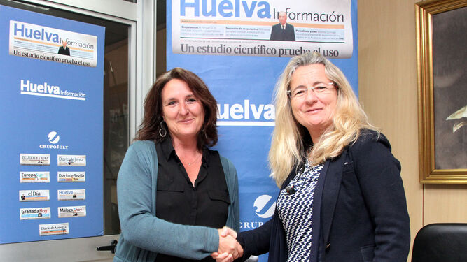 María Clauss y Adelaida Mellado formalizan el acuerdo por el que Huelva Información es medio colaborador.