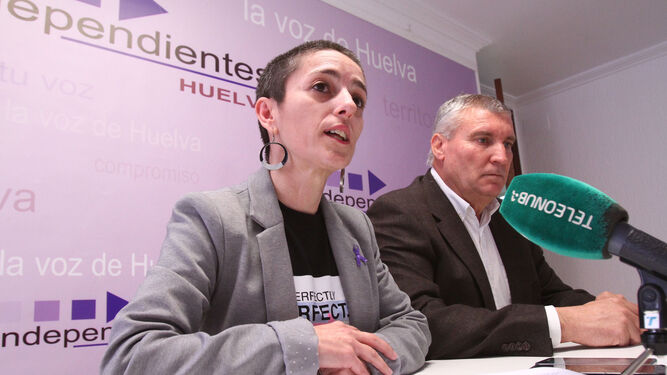 La alcaldesa de Cañaveral, Mercedes Gordo, y el máximo responsable de Independientes Huelva, Juan Polo.