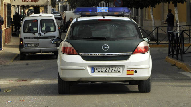 Un coche de la Guardia Civil patrullando por una calle.