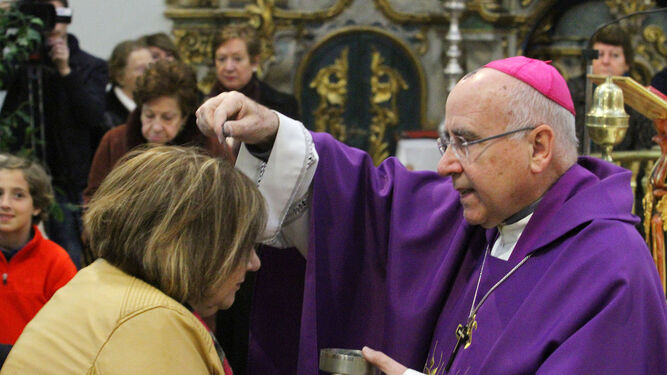 El obispo impondrá hoy la ceniza a los fieles en la Santa Iglesia Catedral.
