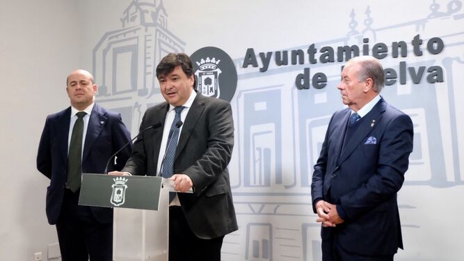 El alcalde de Huelva, acompañado del presidente del Consejo y el hermano mayor de la Vera Cruz.
