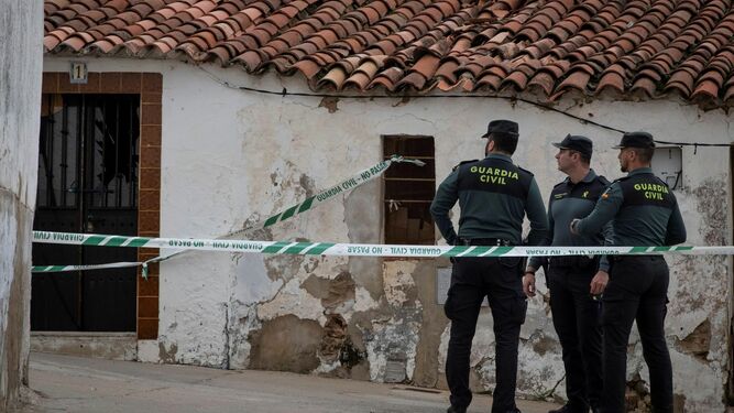 Tres agentes de la Guardia Civil custodian la casa de Bernardo Montoya en El Campillo, lugar donde presuntamente agredió a Laura.