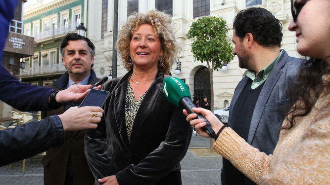 La candidata del PP a la Alcaldía de la capital, Pilar Marín, junto al Gran Teatro.