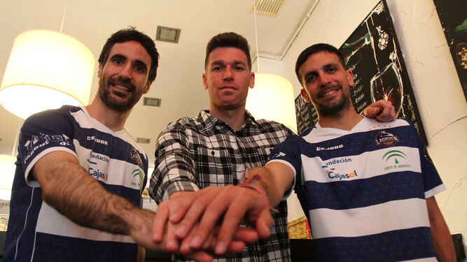 Pablo Abián, Marc Caballé y Eliezer Ojeda juntan sus manos en el Ciquitrake durante la Tertulia Deportiva de ‘Huelva Información’.