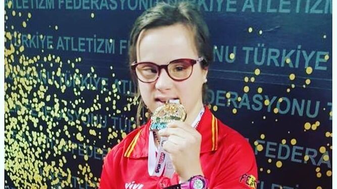Blanca Betanzos posa con su medalla de oro lograda en Turquía.