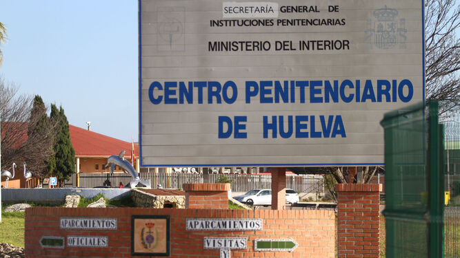 Acceso exterior al centro penitenciario de Huelva.
