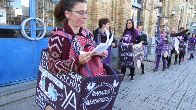 Integrantes del Espacio de Coordinaci&oacute;n 8M Huelva  arrancan la marcha de su tren ecofeminista