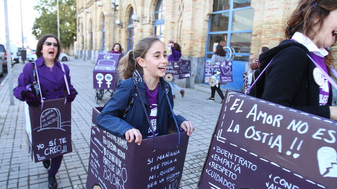 Integrantes del Espacio de Coordinaci&oacute;n 8M Huelva  arrancan la marcha de su tren ecofeminista