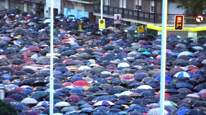 Paraguas en la manifestación del 12 de marzo de 2004 en repulsa por los atentados del 11-M.