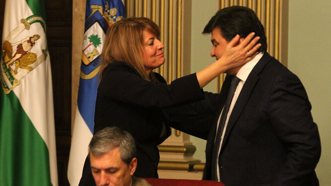Pilar Miranda se despide de Gabriel Cruz en el pleno del 27 de febrero.