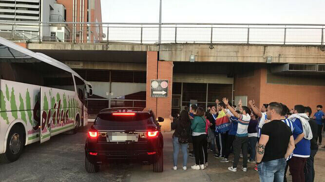 Medio centenar de aficionados reciben al Recre a su llegada a Huelva.
