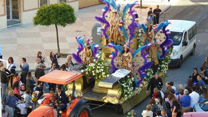 Carroza de la corte real del Carnaval ayamontino, al cierre de la comitiva del desfile celebrado ayer.