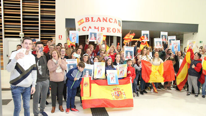 Blanca Betanzos, campeona de Europa en atletismo, a su llegada a Huelva, en im&aacute;genes
