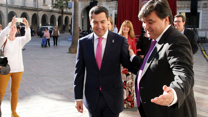 Juanma Moreno se re&uacute;ne con Gabriel Cruz en el Ayuntamiento, en im&aacute;genes