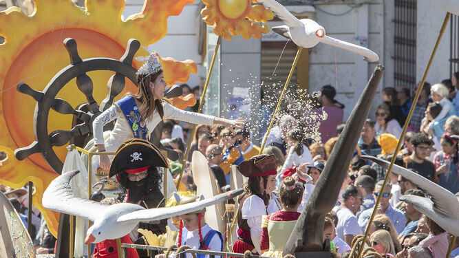 La colombina mayor del a&ntilde;o pasado, coronando la carroza de los piratas m&aacute;s carnavaleros.