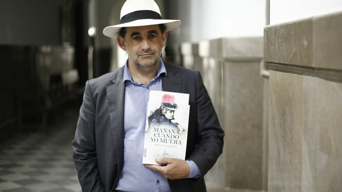 Manuel García (Huéscar, 1966) con un ejemplar de su primera novela.