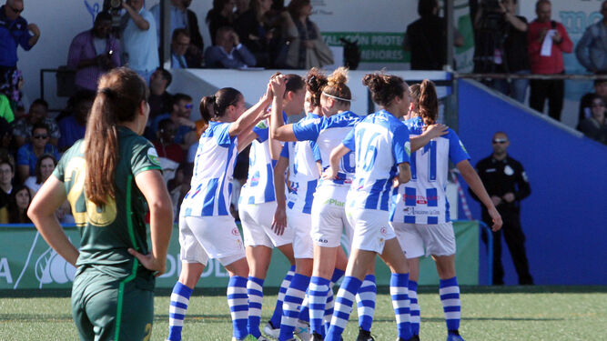 Varias jugadoras del Sporting celebran el gol de Anita ante el Betis.