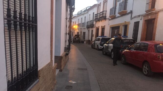 La Guardia Civil custodia la calle Delgado Hernández, donde se produjeron los hechos, en la tarde de ayer.