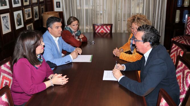 Pilar Marín y Manuel Andrés González se reúnen con los farmacéuticos de Huelva.