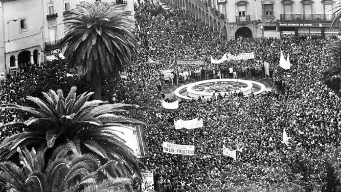 La Plaza de las Monjas abarrotada de gente el 3 de marzo de 1988, cuando toda la provincia se movilizó para reclamar tres centros universitarios.
