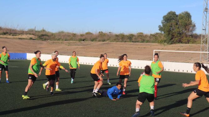 Las jugadoras del Sporting en un ejercicio en el entrenamiento de ayer.
