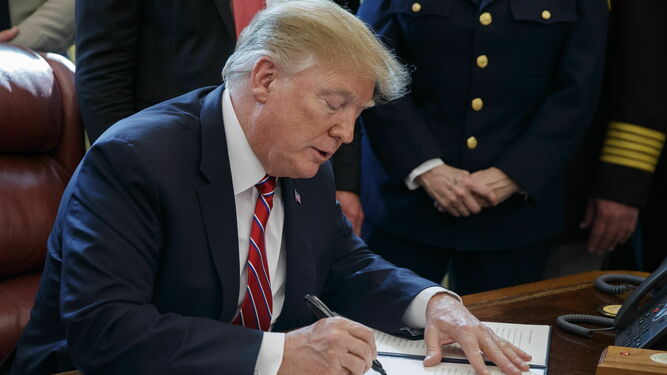 Trump firma el veto para sortear la votación del Congreso sobre la emergencia nacional.