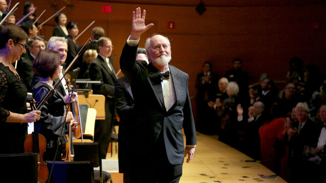 El maestro John Williams saluda a la audiencia entusiasta en el homenaje en Los Ángeles.