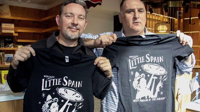 LLos chefs Albert Adrià y José Andrés muestran las camisetas de su nuevo espacio culinario.