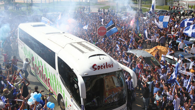 El autobús del Recre entra en el Nuevo Colombino.