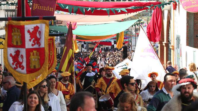 Uno de los desfiles de la Feria Medieval del Descubrimiento.